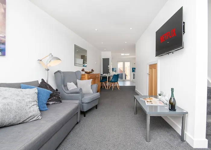 Apartment Entire In Downend, *