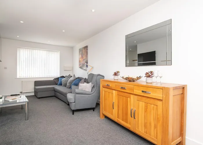 Апартаменти Entire In Downend,